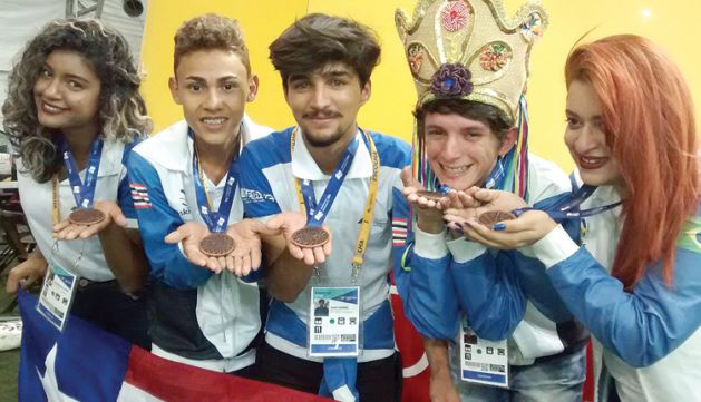 Estudante do SENAI-MA com suas medalhas - Foto: Divulgação
