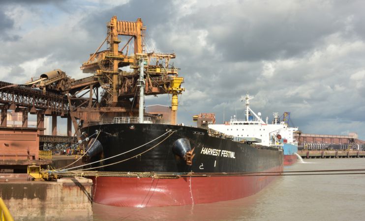 Navio sendo carregado de grãos - Porto do Itaqui - Foto Divulgação