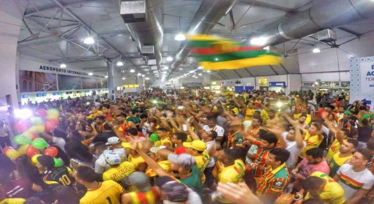 Sampaio Corrêa é recebido com festa por centenas de torcedores no aeroporto - Foto Divulgação